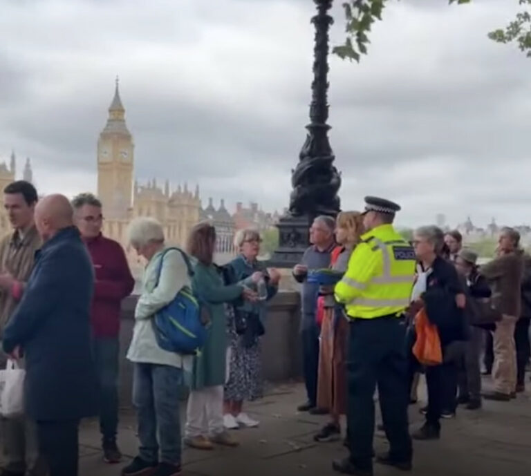 Queen Coffin Queue: Britons Sure Love Their Queues