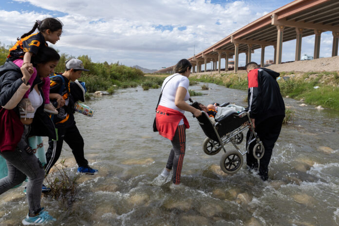 Mass Immigration border Juarez Chihuahua Mexico - El Paso, Texas, United States.